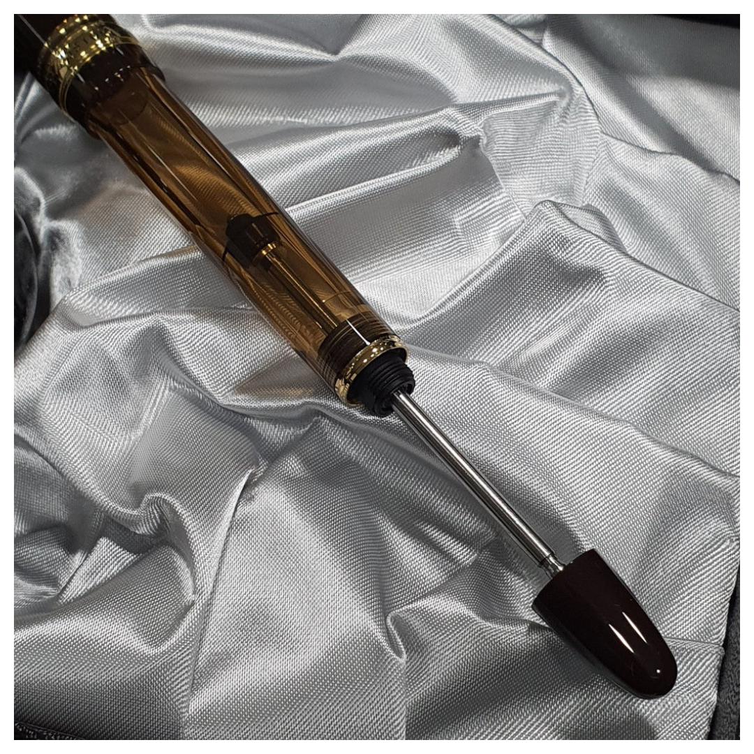 Pilot Custom 823 Amber Gold Trim Fountain Pen (14K Gold Nib)