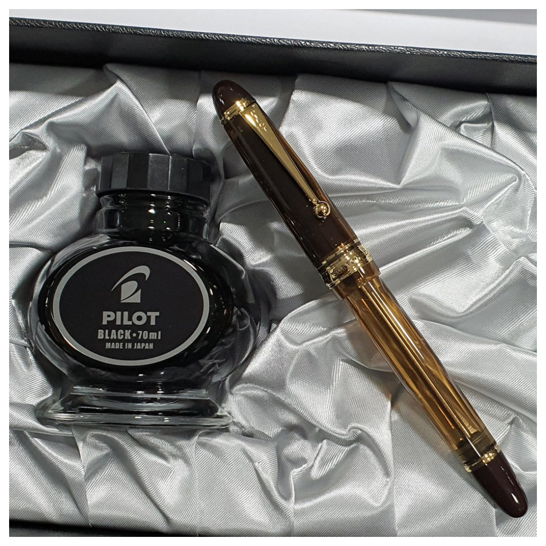 Pilot Custom 823 Amber Gold Trim Fountain Pen (14K Gold Nib)