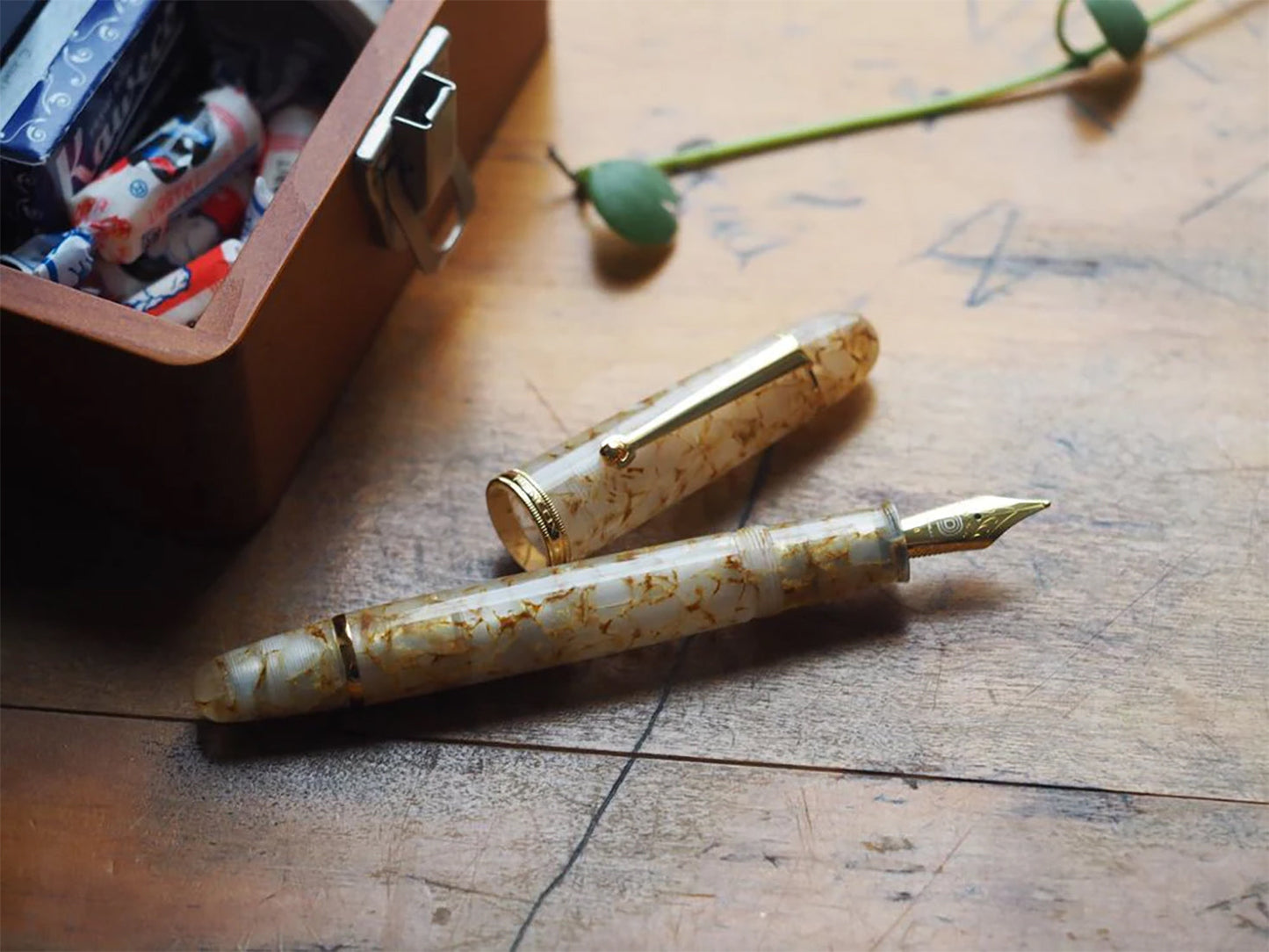 Penlux | Fountain Pen | Grande Koi Gold Crystal